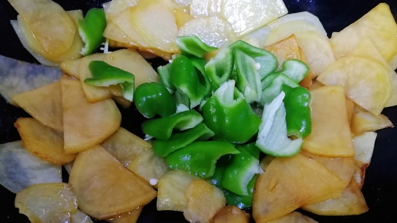 尖椒土豆片,放入尖椒，文火翻炒均匀。