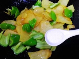 尖椒土豆片,炒出微微辣味，放盐入味。