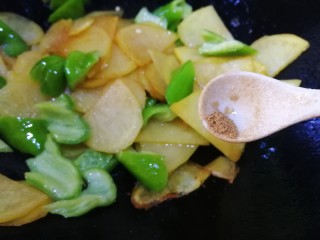 尖椒土豆片,放少许十三香增香，文火炒匀。