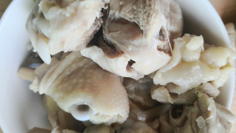鸡腿炖蘑菇,捞出用清水清洗干净，控干水分备用