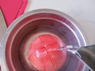 番茄水豆腐,浇开水，烫一下，去皮。