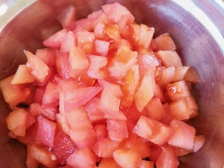 番茄水豆腐,将去皮的番茄切小丁。