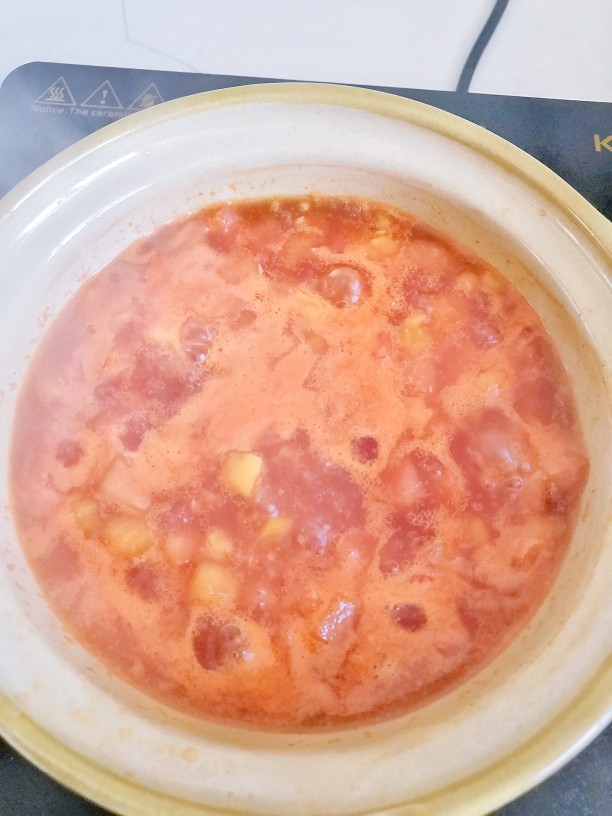 番茄水豆腐,加少量清水，小火焖煮约5分钟。