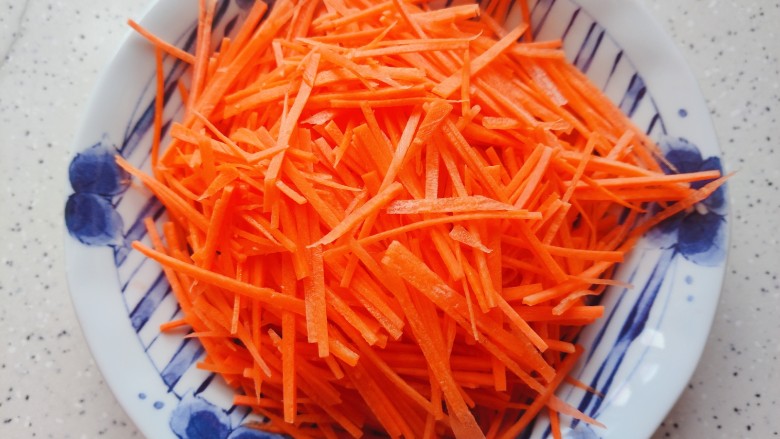 青椒炒胡萝卜,胡萝卜去皮洗净之后切成细丝，切的越细成品口感越好，考验刀功的时候到了