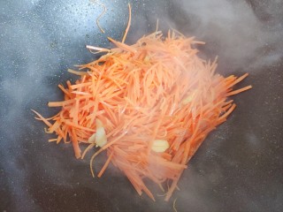 青椒炒胡萝卜,翻炒至胡萝卜丝稍稍变软，体积变小