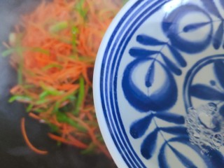 青椒炒胡萝卜,加小半碗热开水