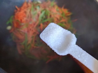 青椒炒胡萝卜,加一小勺细砂糖，翻炒均匀即可