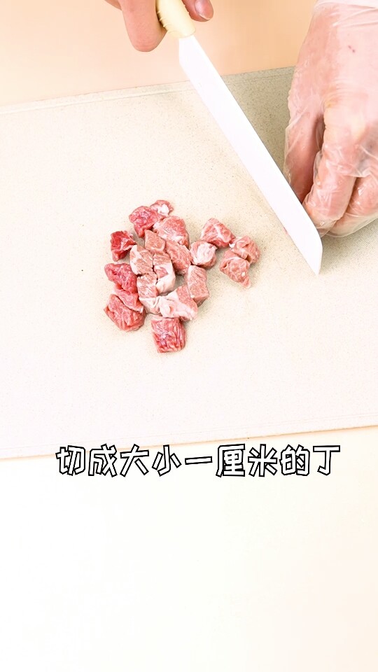 香菇胡萝卜炖牛腩,切成大小一厘米的丁