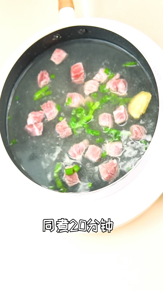 香菇胡萝卜炖牛腩,煮20分钟