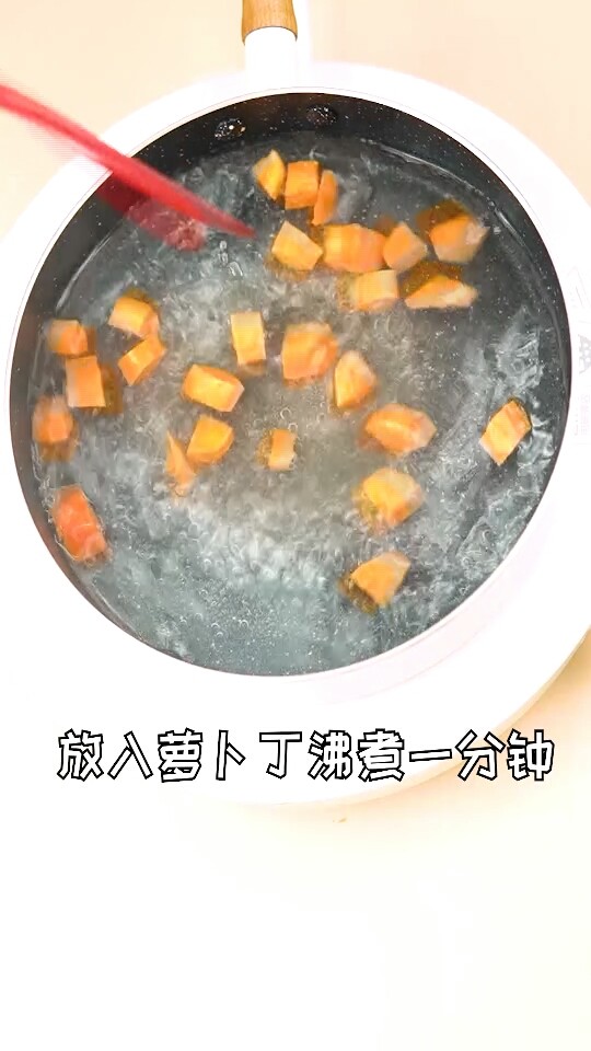 香菇胡萝卜炖牛腩,放入胡萝卜沸煮一分钟