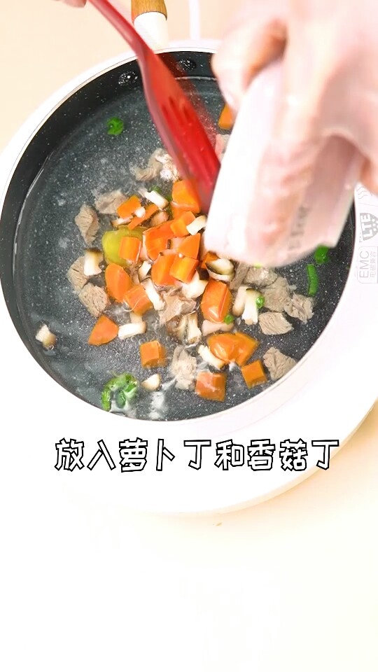香菇胡萝卜炖牛腩,放入胡萝卜丁和香菇丁
