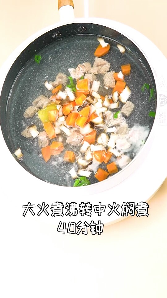 香菇胡萝卜炖牛腩,大火煮沸转中火焖煮40分钟