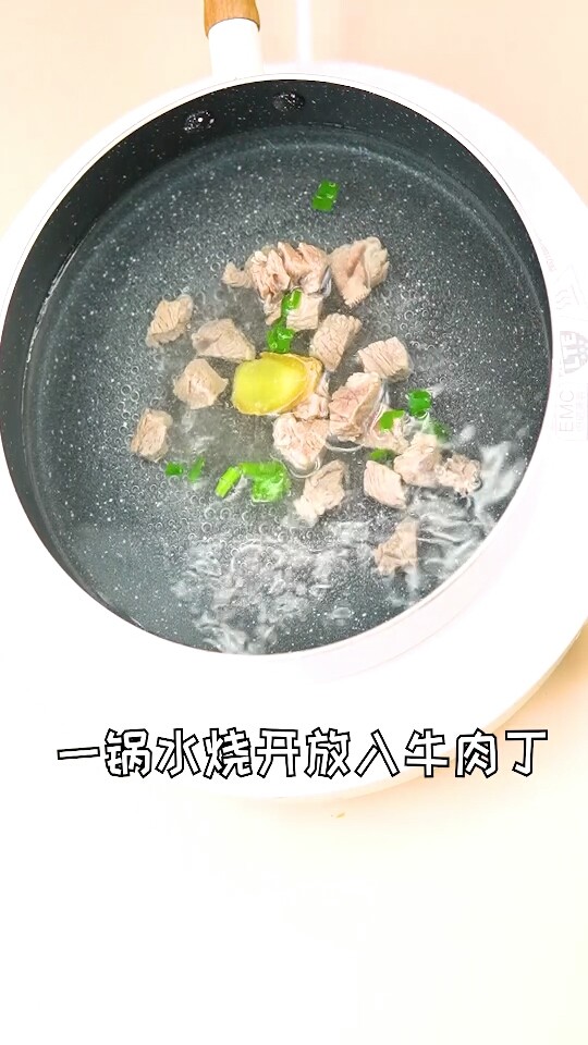 香菇胡萝卜炖牛腩,水烧开放入牛肉丁