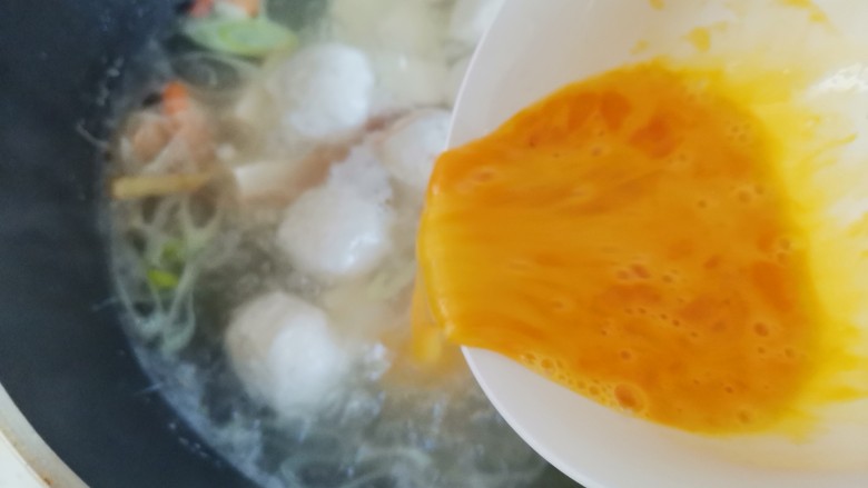 鱼丸豆腐汤,水开倒入鸡蛋液