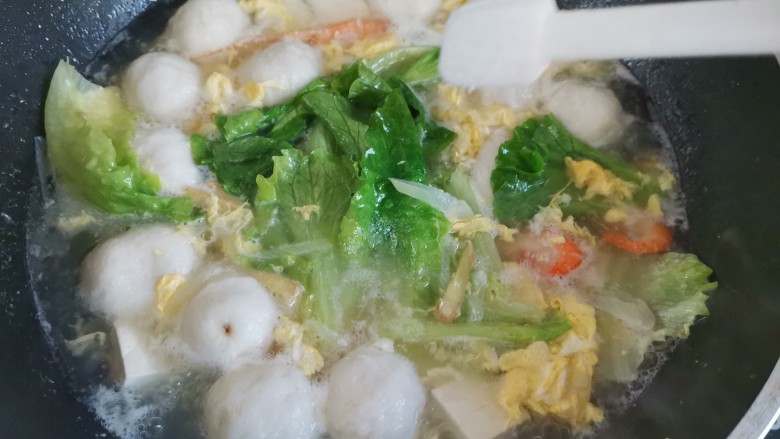 鱼丸豆腐汤,加入适量的盐