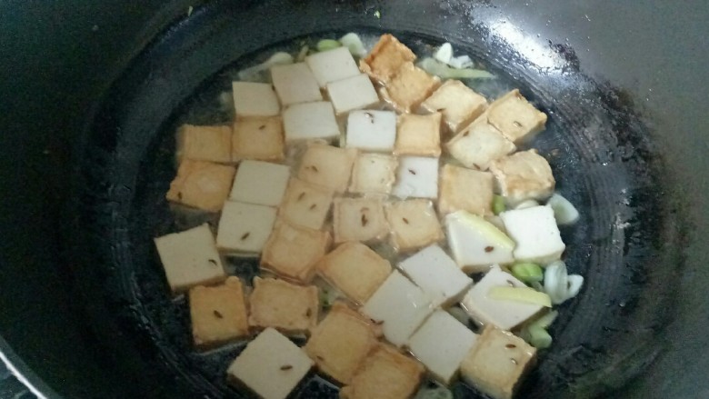 孜然鱼豆腐,加适量清水焖煮3分钟