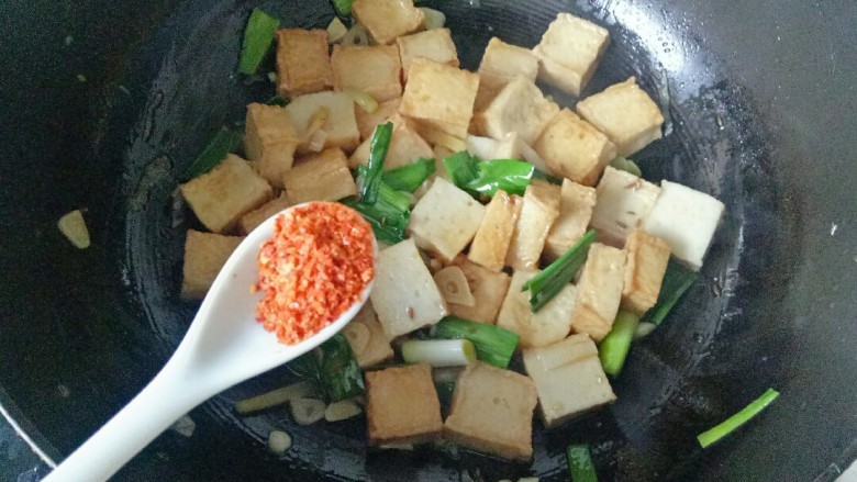 孜然鱼豆腐,加入辣椒粉翻拌均匀