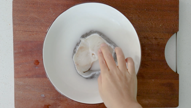 红烧鲟鱼,将鱼排放入碗中，正反两面都裹上一层水淀粉