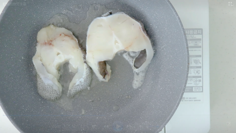 红烧鲟鱼,锅内倒入适量油，摆入鳕鱼块，煎至两面金黄盛出备用