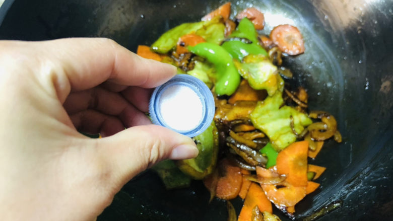 青椒炒胡萝卜,炒至青椒跟胡萝卜断生后根据自己口味加入适量食盐即可。