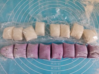 紫薯双色花朵馒头,都分成大小均匀的剂子