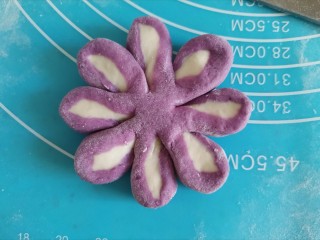 紫薯双色花朵馒头,用手整理成花朵，一个紫色花朵做好了