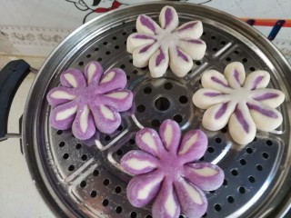 紫薯双色花朵馒头,蒸锅提前烧水，水开上汽后上锅蒸15分钟