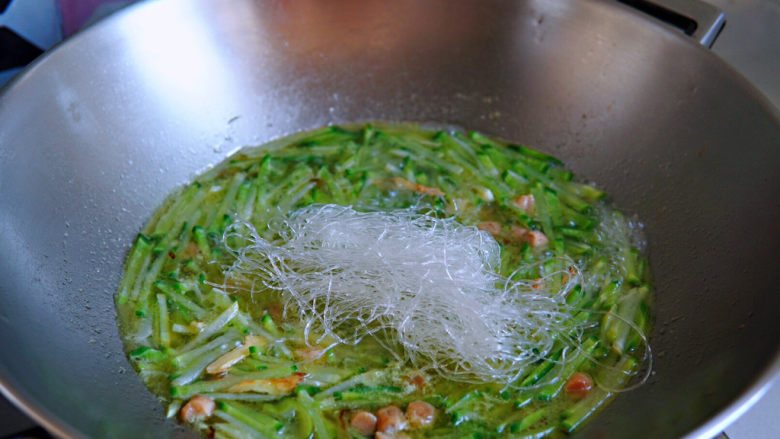 瑶柱萝卜汤,再净泡软的粉丝剪成短一些的长度，加入锅中，再次煮开