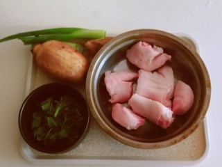 莲藕猪蹄汤,食材准备好，香菜切小段，猪蹄请卖家师傅切块。