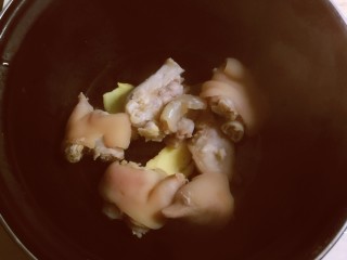 莲藕猪蹄汤,放入焯水后的猪蹄。
