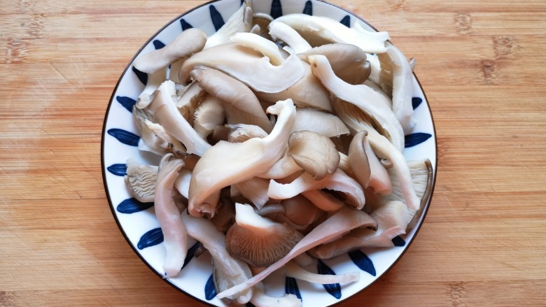 蘑菇炖豆腐,挤干水分备用。