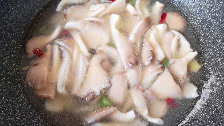 蘑菇炖豆腐,加入开水。