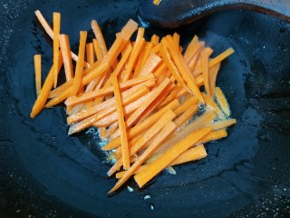 青椒炒胡萝卜,锅里烧热倒入食用油，再把胡萝卜丝倒下去