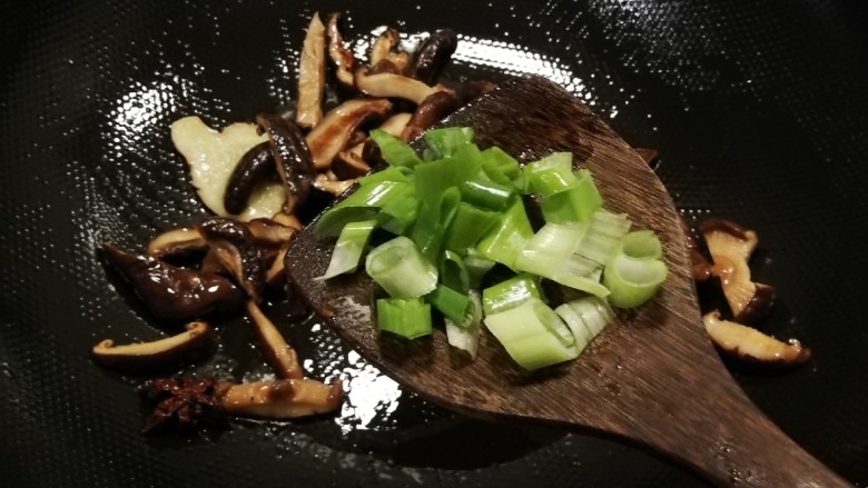 蘑菇炖豆腐,放入葱片增香。