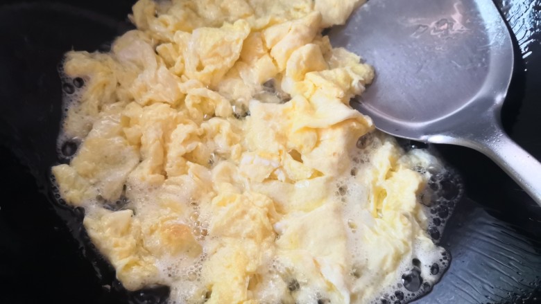 佛手瓜炒鸡蛋,待蛋液凝固，用铲子边炒边叉成小块