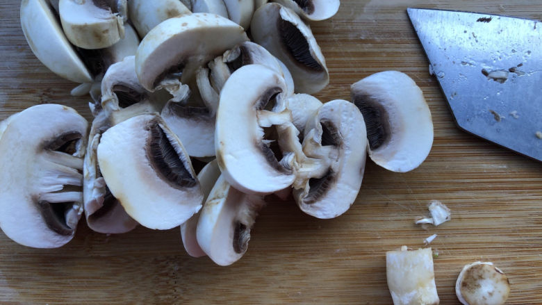 蘑菇炖豆腐,去蒂切成片备用。