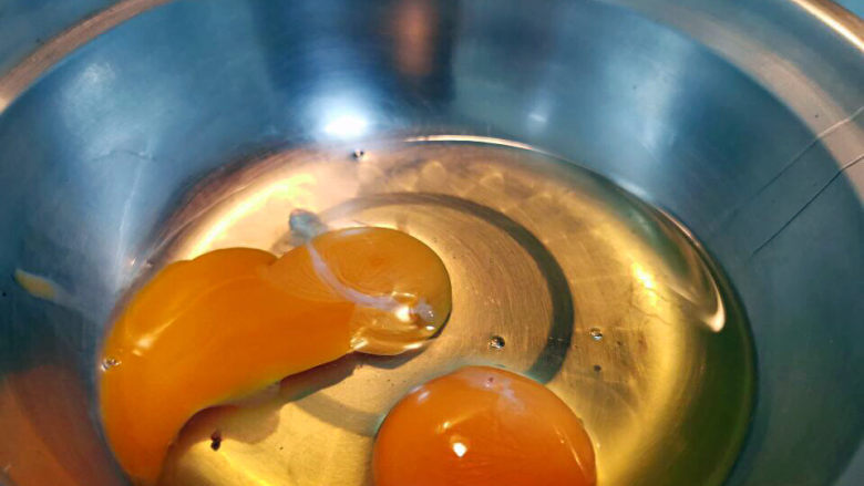 佛手瓜炒鸡蛋,鸡蛋打散，加入皮蛋