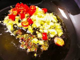 爆炒肥肠,油热后放入姜蒜小米椒和花椒爆香