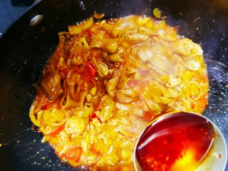 爆炒肥肠,少量水后加入一勺自制红油提色，再加入剩下的一半洋葱，翻炒