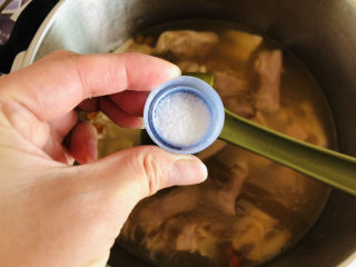 莲藕猪蹄汤,根据自己加入适量食盐调味。