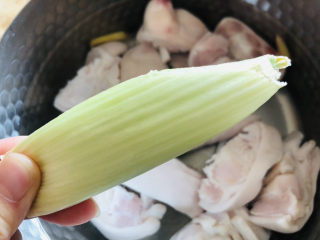 莲藕猪蹄汤,放入一小段葱段。
