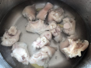 莲藕猪蹄汤,锅里倒入适量清水放入猪蹄，上汽后用高压锅压20分钟。