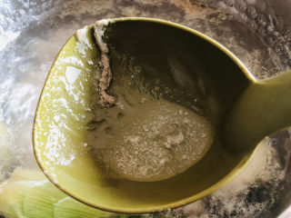莲藕猪蹄汤,水开后煮2分钟撇去表面浮沫。