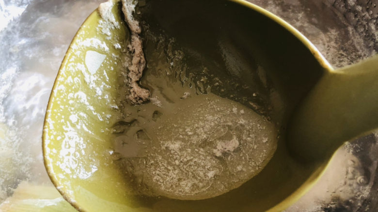 莲藕猪蹄汤,水开后煮2分钟撇去表面浮沫。
