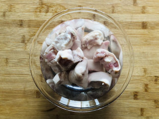 莲藕猪蹄汤,猪蹄用清水浸泡2小时以上。
