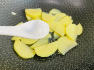 尖椒土豆片,根据个人口味加入适量盐