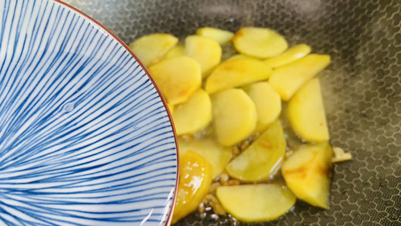 尖椒土豆片,加入小半碗热水