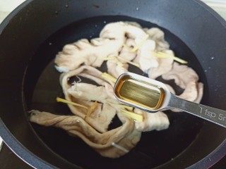 爆炒肥肠,肥肠冷水下锅。锅里加入生姜丝，料酒去腥。