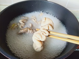 爆炒肥肠,开大火将肥肠煮熟，煮的过程中有泡沫的给撇干净。煮到肥肠用筷子可以轻松扎透捞出。