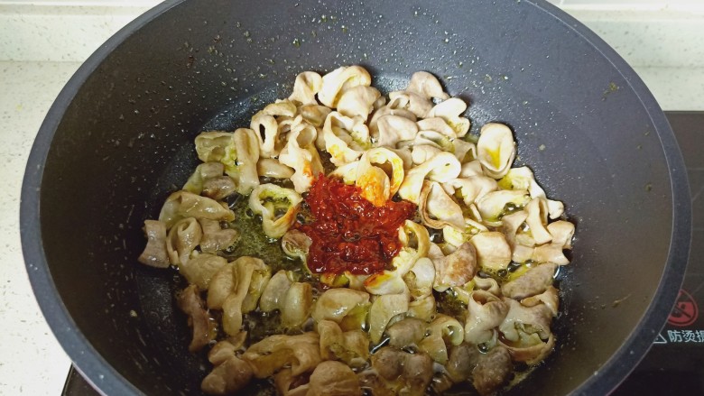 爆炒肥肠,待肥油炒的差不多时间加入辣椒酱。